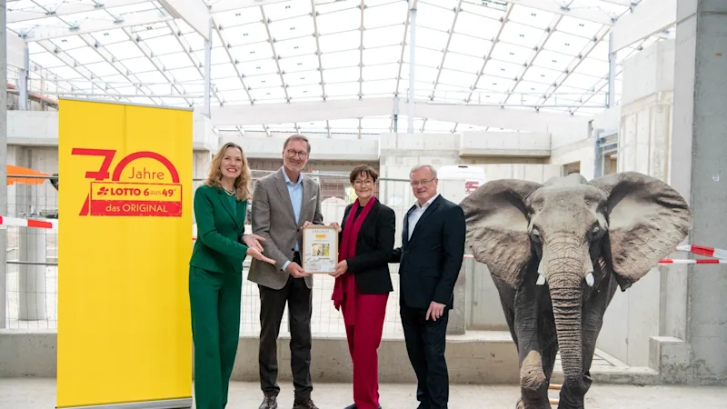 Übergabe der Patenschaftsurkunde für den ersten Elefanten im künftig weltweit größten Elefantenhaus